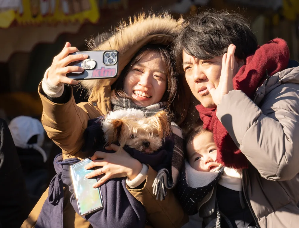 家族が笑顔で写真を撮る人物撮影の一場面