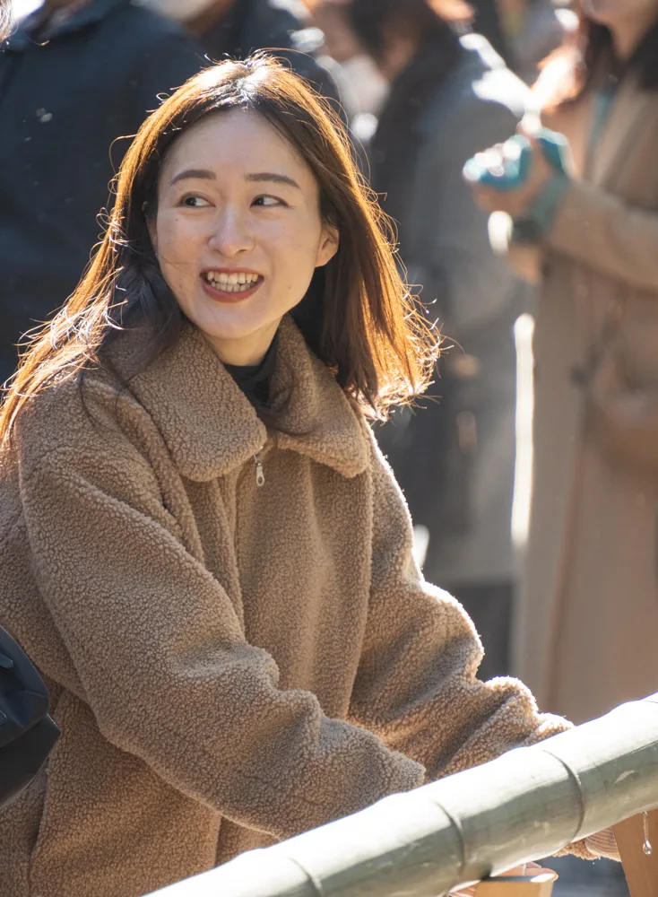 屋外で笑顔を見せる人物のプロフィール写真